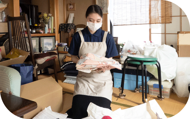 整えサポーターが和室で衣類の整理収納をしている写真